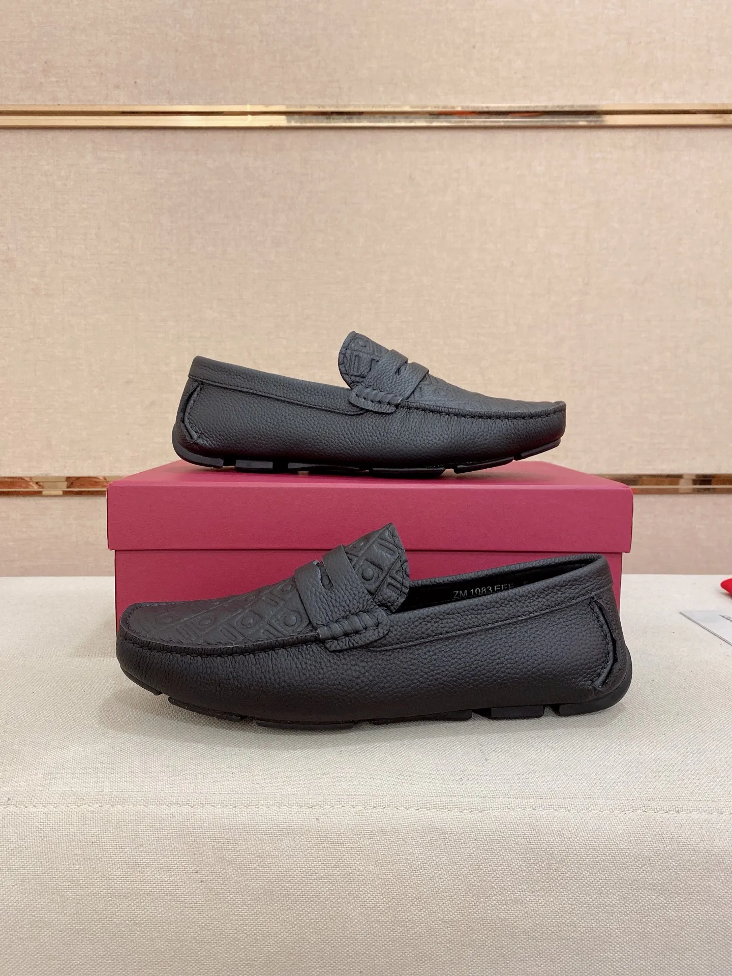 Men's shoes💰: 560💰High-end quality! Ferragamo🆕🆕Exclusive hot-selling products in stock🔥🔥New products on the shelves, high-quality Ferragamo men's pea shoes, high-end casual driving shoes, with complete packaging! 💪 💪 Material: imported first-layer pebbled cowhide 🐂 + imported high-quality water-dyed cowhide lining + wear-resistant outsole 👍🏻👍🏻 Features: high-end and comfortable, purely handmade 🚀 🚀 Create the perfect shoe that suits you best 🔥 🔥 Size: (38-44) 45 standard size can be customized!